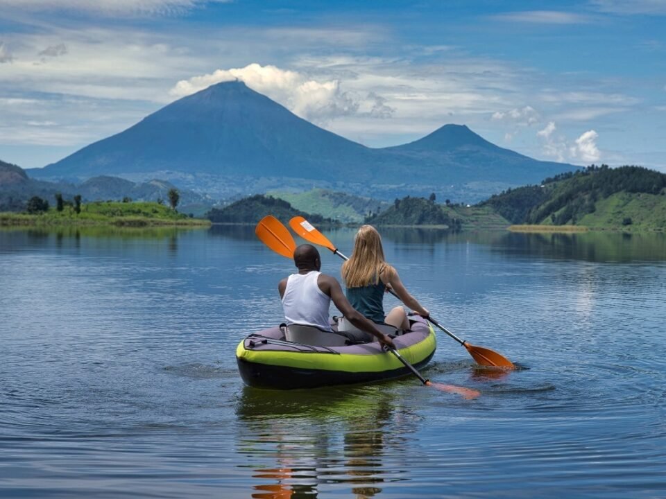 canoeing-on-lake-mutanda